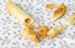Bánh chín lấy ra, dùng 1 cái đũa rồi khéo léo cuộn lại như hình bên. Khi nguội, bánh sẽ cứng lại, giòn tan.
