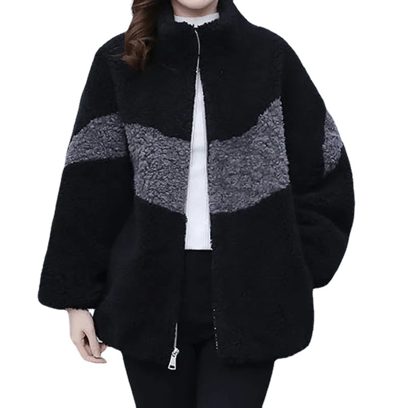 Fashionable coat with lamb fleece inserts