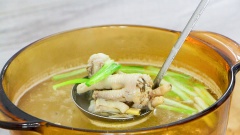 Nấu nước lèo cho mì trộn: bắc 1 nồi có 1.5 lít nước, cho vào đó 300gr chân gà đã làm sạch, đun lửa lớn đến khi nước sôi thì hớt bọt, hầm chân gà 30 phút cho chân gà mềm nhừ. Sau khi hầm nêm nước lèo với 1 muỗng canh đường phèn, 1.5 muỗng canh hạt nêm, thêm 20gr đầu hành lá rồi đun sôi lần nữa thì tắt bếp.