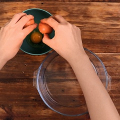 Cho 30gr bột chiên giòn vào tô, 1 muỗng canh bột tỏi, 1/3 muỗng cà phê muối, 1 muỗng cà phê tiêu, 1 muỗng cà phê đường , 70ml nước, khuấy cho hỗn hợp sệt. Lấy tô khác cho 1 quả trứng vào tô, thêm 200ml sữa tươi và đánh tan đều
