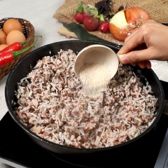 Nêm vào phần nhân 1/2 muỗng canh hạt nêm, 2 muỗng canh nước mắm, 1/2 muỗng canh đường, đảo đều cho thịt thấm gia vị, rồi tắt bếp thêm hành lá thái nhỏ, 1 muỗng cà phê tiêu xay.
