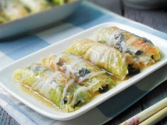 Đổ nước sốt lên trên đĩa cải thảo cuộn thịt và thưởng thức.