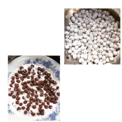 chia miếng bột ra làm từng phần nhỏ r lăn thành hình trụ dài nhỏ để nặn trân châu. các bạn nặn ít một thôi phần còn lại đậy kín cho bột đỡ khô. sau đó cắt nhỏ sợ bột rồi vê thành hình tròn rồi để vào đĩa đã để sẵn bột khô cho các hạt trân châu ko dính vào nhau. sau đó cho vào cái rổ có mắt nhỏ hơn hạt trân trâu để lọc bớt bột năng thừa.