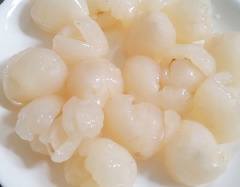 Vải bóc vỏ, bỏ hạt lấy cùi để ra đĩa. Phần vải đã bóc chia làm 2 phần. Một phần để nguyên, 1 phần cho vào máy xay nhuyễn rồi lọc qua rây lấy nước cốt.