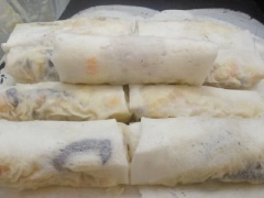 Cho miếng bánh tráng bia ra mặt phẳng, múc nhân cho vừa cuốn vào, cuốn lại thành từng cuốn chả giò thon và gọn. Làm tương tự cho đến hết nguyên liệu nhé!