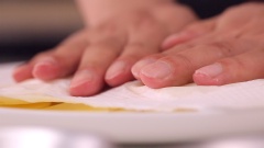 Khoai tây rửa sạch rồi cắt thành từng lát mỏng và ngâm vào nước trong khoảng 10 phút cho khoai ra bớt nhựa. Sau đó bạn vớt khoai tây ra để ráo trên giấy thấm.