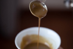 Mè trắng rang sơ qua cho thơm, cho vào chén cùng bột mè, 1 muỗng canh giấm, 1 muỗng canh dầu mè, 1 muỗng cà phê đường trắng, 1/2 muỗng cà phê muối, 1 muỗng canh nước tương, 1 muỗng cà phê tỏi băm, trộn đều.