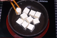 Đậu hũ cắt thành miếng vuông vừa ăn và chiên vàng giòn cả 4 mặt. Như vậy khi kho sẽ không bị nát đậu.