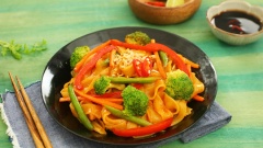 Bày phở xào ra đĩa, rắc đậu phộng, thêm ớt và vắt chanh ăn kèm tùy thích. Món phở xào chay với vị giòn ngọt của các loại rau củ kết hợp với vị đậm đà hài hòa của sợi phở với sốt thực sự là một món ngon đáng để thử. Những ngày cuối tuần, bạn hãy làm món phở xào chay để các thành viên trong gia đình mình được ăn nhiều rau củ hơn, nhờ đó có chế độ dinh dưỡng cân bằng hơn nhé!
