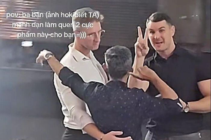 Ông bố làm quen với trai Tây cho con gái dù không biết tiếng Anh - Tạp chí Tri thức