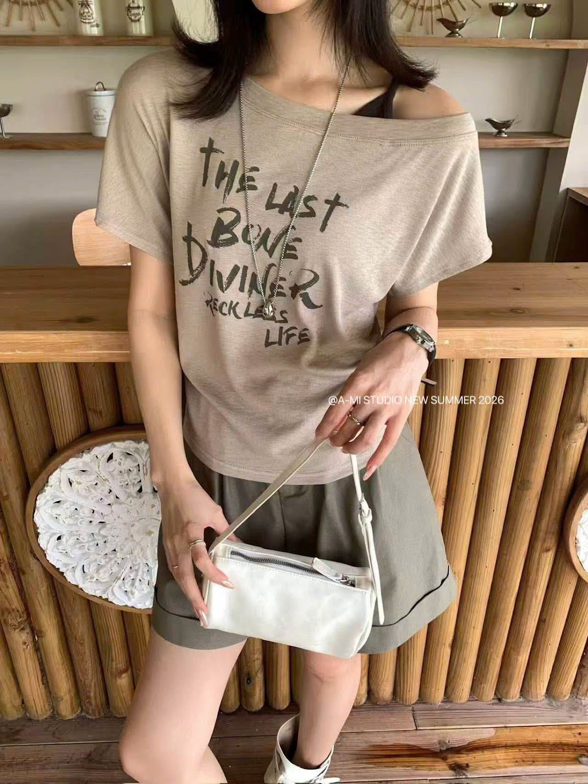 Áo thun bẹt vai nhíu eo in chữ The last bone XONXEN SHOP 2658 – Image 2