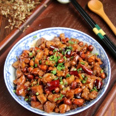 Thịt heo chiên xào đậu phộng với những viên thịt heo chín béo dai dai, đậu phộng giòn béo, quyện cùng hỗn hợp gia vị tương giấm chua chua, mặn mặn đậm đà, rất ngon cơm.