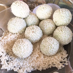 Chia bột và nhân đều nhau. Nặn thành hình tròn, lăn qua gạo nếp đã ngâm ở trên. Hấp bánh từ 30 - 35 phút. Trong khi chờ đợi xôi chín thì làm nóng dầu trong chảo, phi hành tím cho vàng, giòn.