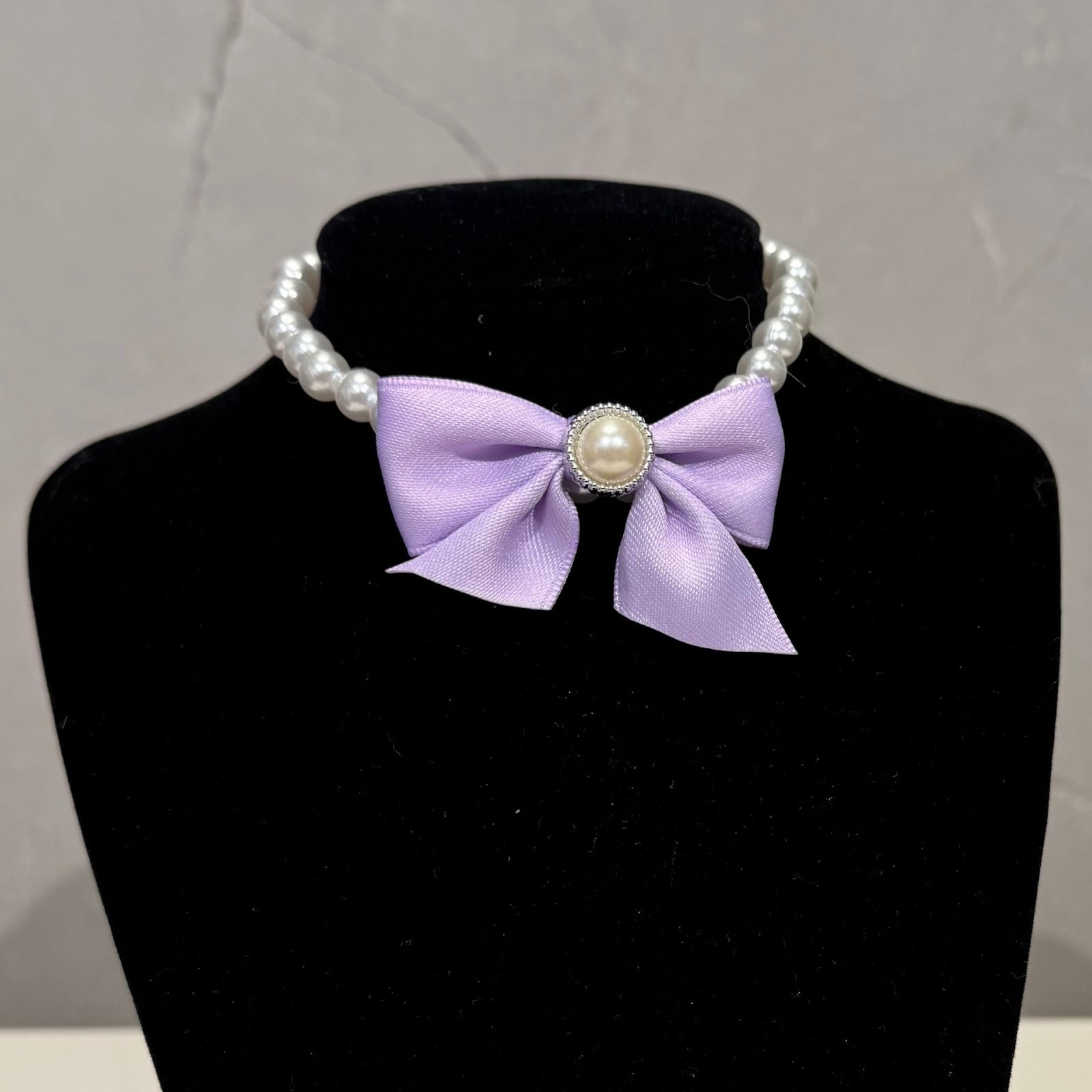 Pet collar with pearl bow