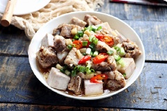 Rắc thêm ít tiêu, hành lá thái nhỏ lên trên đĩa sườn heo hấp khoai môn là có thể dùng rồi nhé! Thịt sườn heo chín dai béo, khoai môn chín bùi bùi, cùng gia vị thanh đạm. Mong rằng bạn sẽ thấy thích với món ăn này!