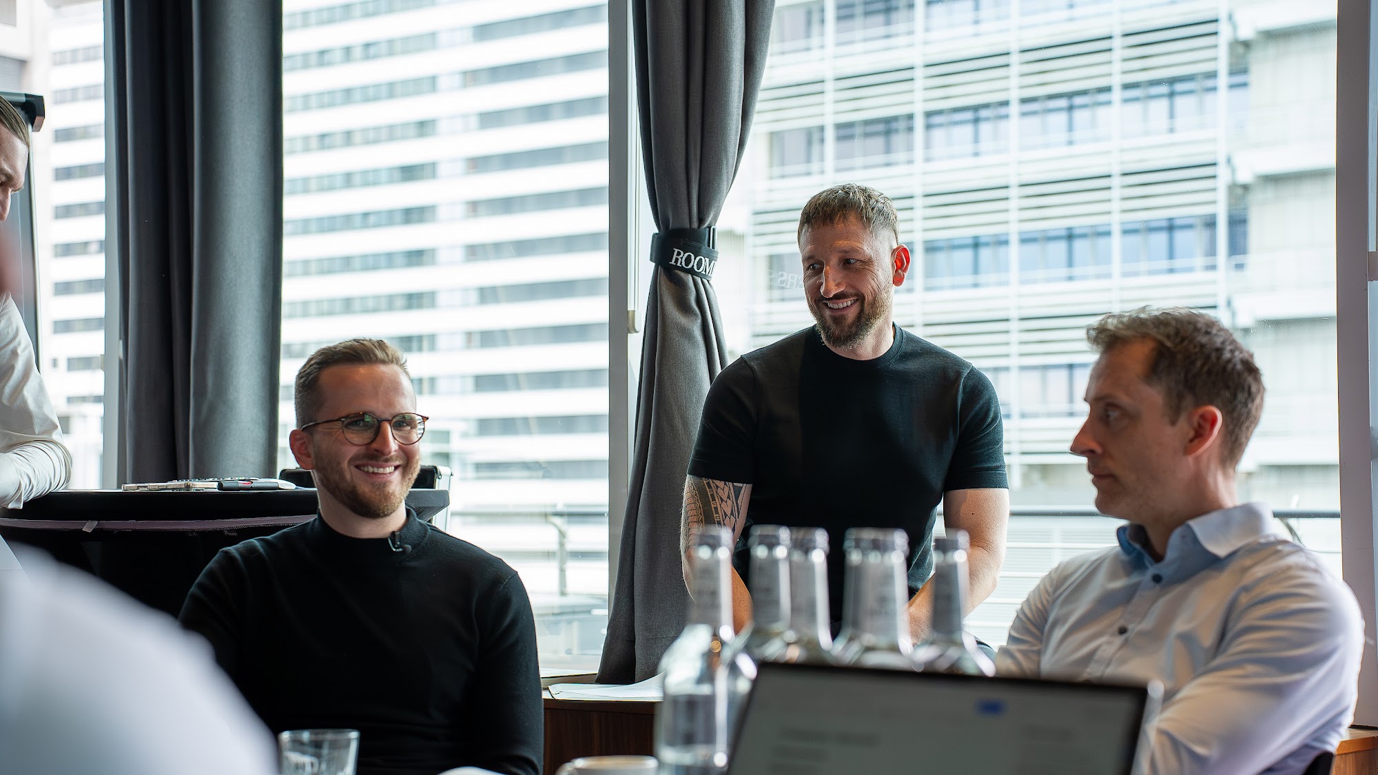 JustClose Team im Beratungsgespräch