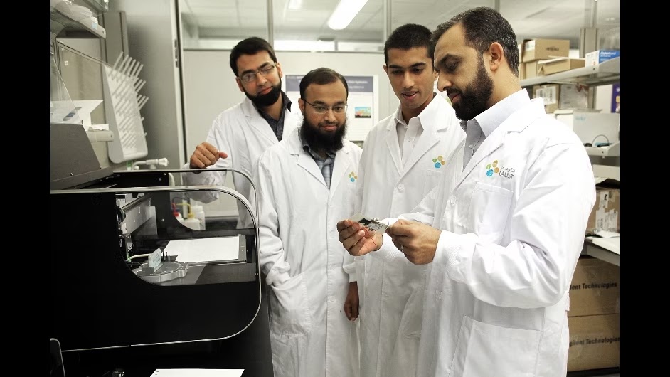 KAUST CEMSE EE IMPACT Prof Atif Shamim Working With His Students At IMPACT LAB