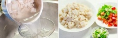 Đun sôi nồi nước có pha muối. Cho củ sen vào, luộc trong 2 phút. Vớt củ sen ra, để ráo nước.