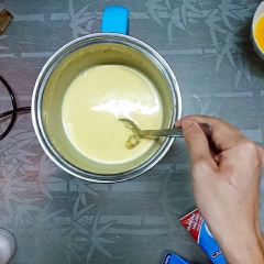 Cho phần bí đỏ đã mịn vào cùng với sữa, tiếp tục đun ấm và khuấy đều giúp hỗn hợp đồng nhất.