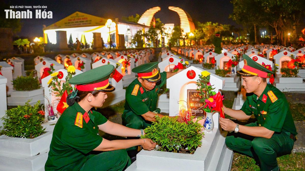 Hàng nghìn ánh nến tri ân các Anh hùng liệt sĩ tại Nghĩa trang Liệt sĩ Hàm Rồng - Báo Thanh Hóa