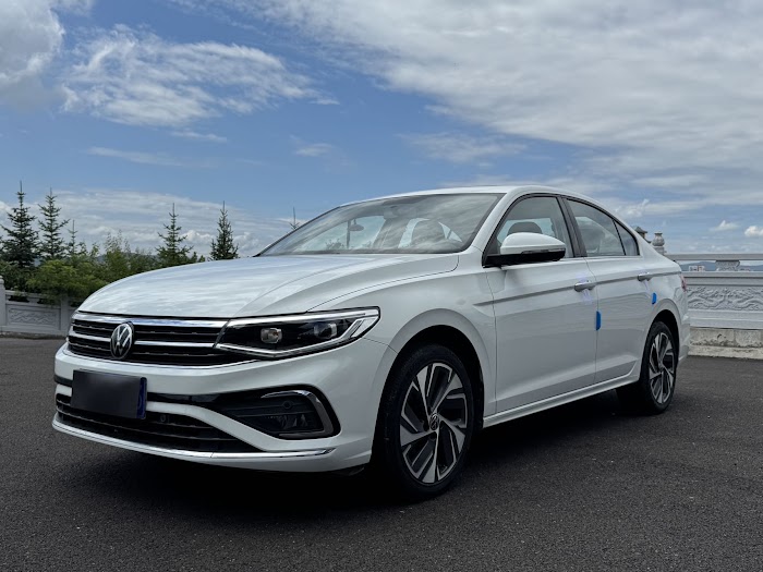 VOLKSWAGEN BORA