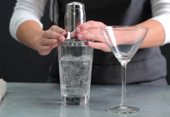Chuẩn bị một ly đầy đá. Sau đó cho vào 90ml rượu Gin, 15ml rượu dry vermouth martini, rồi dùng muỗng khuấy đều dung dịch. Tiếp tục dùng nắp thông dụng để chiết nước ra ly.