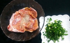 Thịt gà rửa sạch với 1 muỗng canh giấm và 1 muỗng cà phê muối cho hết mùi hôi. Sau đó thấm khô nước. Rắc đều 1/2 muỗng cà phê muối lên 2 mặt da gà, xoa đều cho thấm gia vị. Tiếp đến cho hạt nêm nêm, tiêu, rượu trắng vào, lại xoa đều lên thịt gà. Ướp như vậy ít nhất 30 phút cho thịt thấm đều. Hành lá rửa sạch, cắt nhỏ, để riêng.