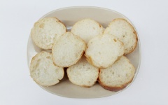 Bánh mì cắt thành những lát dày khoảng 3 cm. Hành lá cắt nhỏ. Xúc xích cắt hạt lựu.