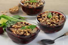 Khi tiết canh đã đông, rắc đậu phộng rang và tiêu lên trên, lúc ăn vắt chanh vào thưởng thức, có thể dùng rau quế và đầu hành lá để ăn kèm.