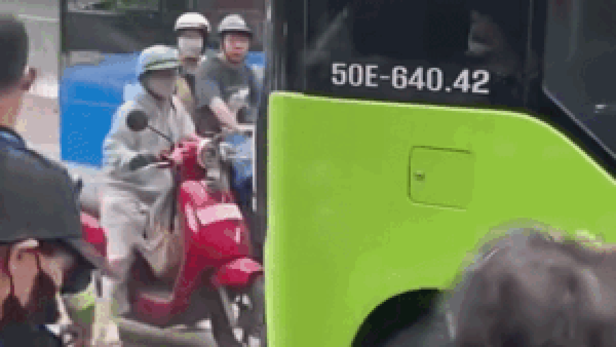 Giữa trưa nắng, cô gái có hành động khó hiểu khiến cả con phố xì xào - Tạp chí SaoStar