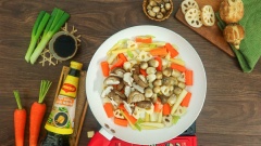 Bắc chảo lên bếp, làm nóng 2 muỗng canh dầu thực vật, cho 20gr hành boa rô thái lát vào xào thơm. Tiếp theo cho 50gr cà rốt, 50gr bắp non và 50gr củ sen vào xào 5 phút. Sau đó cho thêm 50gr nấm rơm và 50gr nấm đông cô, xào sơ rồi nêm 1 muỗng canh nước tương Maggi và 1 muỗng canh hạt nêm chay.