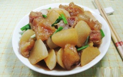 Cho món ăn ra dĩa và thưởng thức ngay thôi nào.