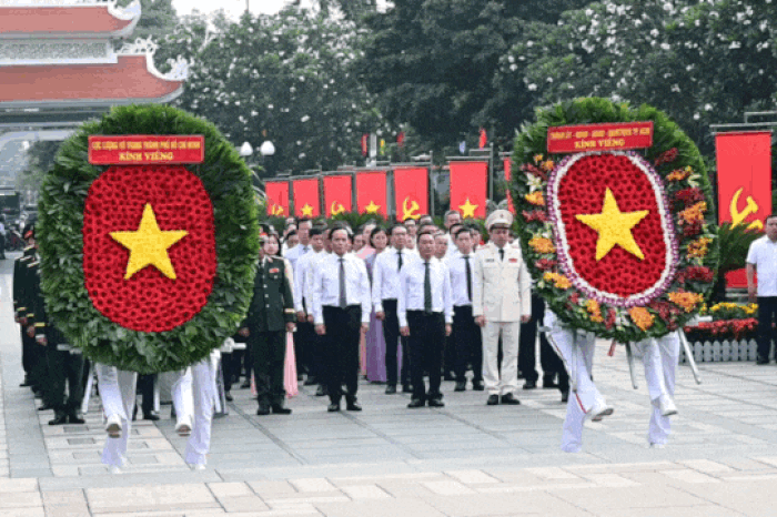 Lãnh đạo TPHCM dâng hoa, dâng hương tưởng nhớ Chủ tịch Hồ Chí Minh - Báo Sài Gòn Giải Phóng