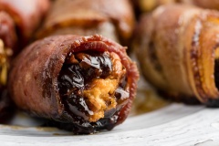 Món thịt xông khói cuộn chà là nướng sốt Balsamic ngon lành, hấp dẫn đến khó cưỡng lại khi có sự kết hợp giữa vị mặn, ngọt, chua và béo xen lẫn vào nhau không hề gây ngán một chút nào đâu nhé. Nhanh tay lưu ngay công thức lại nào.