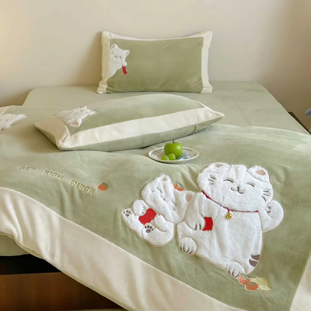 Bedding set with lucky cat motif, milk fleece
