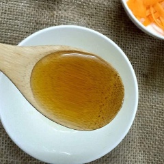 Pha nước mắm trộn gỏi bằng chanh, nước mắm, đường rồi trộn vào gỏi để trong 10 phút.