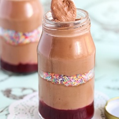 Chúng mình có thể trang trí món mousse này tùy theo sở thích riêng nhé! Các bạn có thể ăn mousse kèm với mứt việt quất và cốm đủ màu sắc. Trông thật hấp dẫn phải không các bạn?
