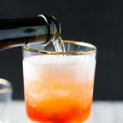 Đâu tiên cho đá viên vào ly, chế 60ml rượu Aperol vào, tiếp đó rượu vang Proceccon chế 90ml vào. Cuối cùng chế nước soda vào ly. Cam cắt thành từng lát mỏng và cho ly rượu là hoàn thành rồi đó.