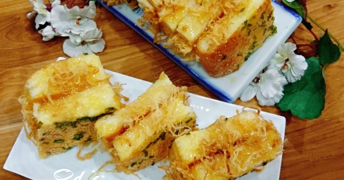 Bánh mì bơ mềm kẹp chà bông với sốt dầu trứng