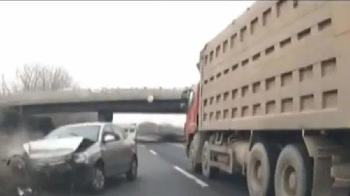 Chuyển làn bất cẩn trên cao tốc, ô tô xoay vòng rồi bị xe phía sau tông mạnh - Tạp chí Doanh Nghiệp Việt Nam