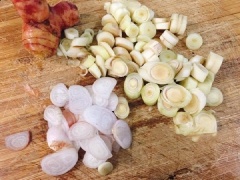 Mắm tép hòa cùng 3 thìa canh nước sôi, khuấy đều, lọc bỏ cặn. Riềng, sả rửa sạch, xay thật nhỏ, hành củ bóc vỏ, thái mỏng, băm nhỏ, ớt tươi cắt nhỏ.