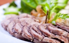 Vớt bắp bò luộc gừng sả ra khỏi nồi, để nguội. Sau đó cắt bỏ sợi dây buộc thịt bắp bò, cắt thành những lát mỏng vừa ăn. Bạn cần chuẩn bị thêm một chén nước mắm chua cay mặn ngọt để chấm cùng thịt bắp bò cho đậm đà ngon miệng hơn nhé. Bên cạnh đó, thịt bắp bò luộc gừng sả ăn kèm dưa leo, thơm cùng các loại rau sống sẽ rất ngon và dinh dưỡng đấy.