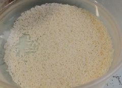 Gạo nếp vo sạch, ngâm trong nước khoảng 3 giờ hoặc qua đêm cho mềm.