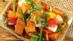Dọn phần đậu hũ đã xào ra đĩa, rắc tiêu xay, hành lá lên trên ăn với cơm nóng, có thể chấm cùng nước tương tỏi ớt cho vừa khẩu vị.