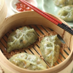 Sủi cảo là món ăn truyền thống của người Trung Hoa, nhưng cũng khá phổ biến ở Việt Nam. Ở các siêu thị, có thể dễ dàng tìm mua vỏ bánh để làm sủi cảo, phần nhân có thể tùy ý chế biến, kết hợp (nhân rau, nhân thịt, tôm...). Món sủi cảo hấp sau đây có vị hơi khác lạ một chút, bởi phần vỏ bánh có thêm màu và vị của rau chân vịt, phần nhân chủ yếu là rau củ nên khá dễ ăn.