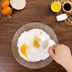 Cho 130 gram bột nếp, 170 gram bột gạo, 30 gram đường, 1 quả trứng gà, 1 muỗng canh dầu ăn, 1 muỗng cà phê vani, nửa muỗng cà phê muối và 200 ml nước nóng vào tô lớn, trộn đều sao cho bột tạo thành khối dẻo mịn. Bọc kín tô bột rồi để bột nghỉ 30 phút. Nếu khô quá thêm chút nước nóng, nếu dẻo quá thì thêm bột gạo.