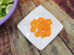 Ngồng cải bỏ bớt phần lá, rửa sạch, để ráo. Thái thành những lát mỏng, dài. Cà rốt cạo vỏ, thái thành những khoanh tròn dày cỡ 3mm. Ớt bỏ hạt, tỏi bóc vỏ thái lát.
