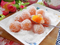 Mứt xoài viên có thể bảo quản kín thoáng mát dùng dần. Mứt xoài bi lăn dừa dẻo thơm, mềm mềm, lại có chút béo thơm của dừa sấy. Khi ăn có thể dùng cùng chén trà xanh nóng hổi thì còn gì bằng.