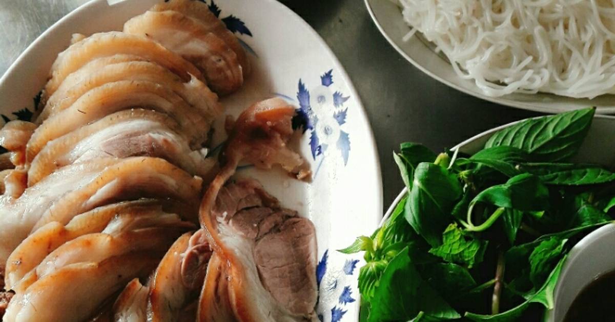 Bắp giò luộc chấm mắm nêm