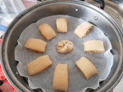 Cắt cuộn bột bánh bao đường nâu thành những chiếc bánh nhỏ có kích thước tùy thích. Đặt các miếng bánh bao vừa cắt vào xửng hấp, để yên khoảng 30 phút cho bột bánh tiếp tục nở. Sau đó đun sôi xửng hấp bánh bao khoảng 15 phút. Mở nắp vung, để yên 2-3 phút rồi mới lấy bánh bao ra khỏi xửng.